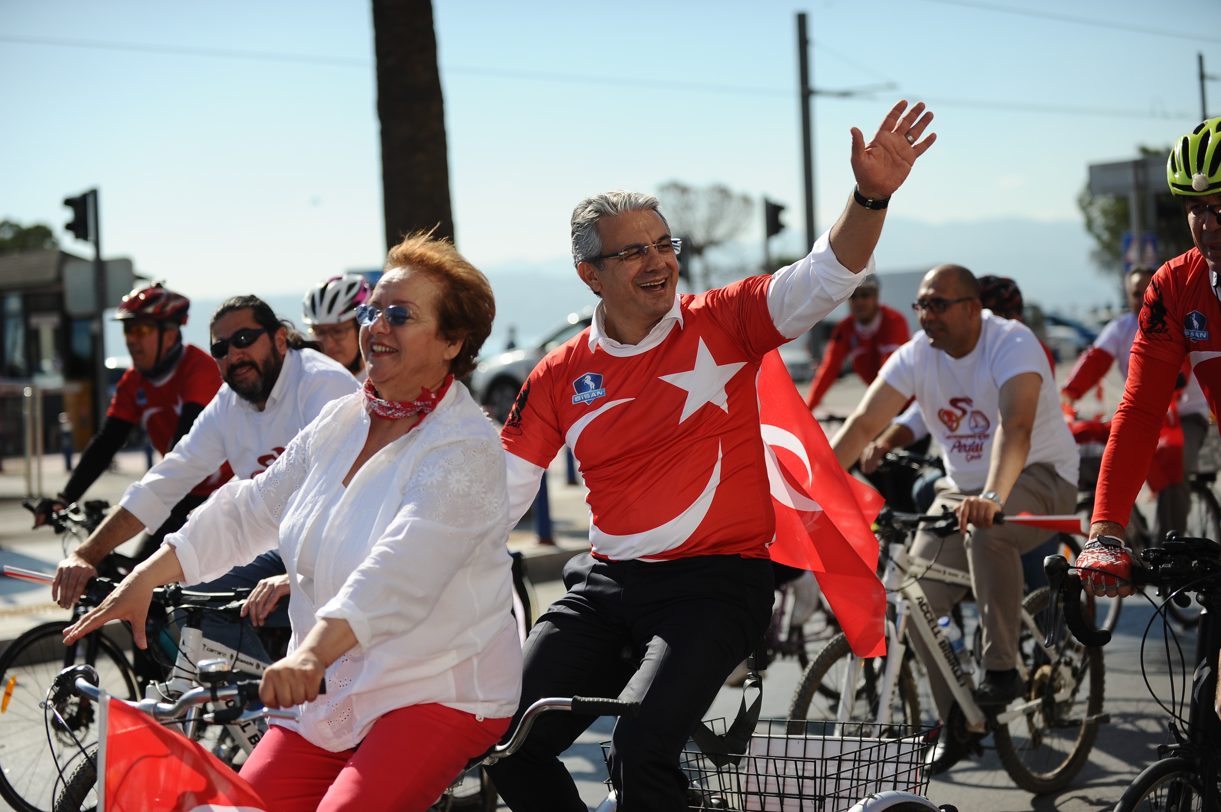 Gazeteciler Karşıyaka’da Cumhuriyet’e pedal çevirdi