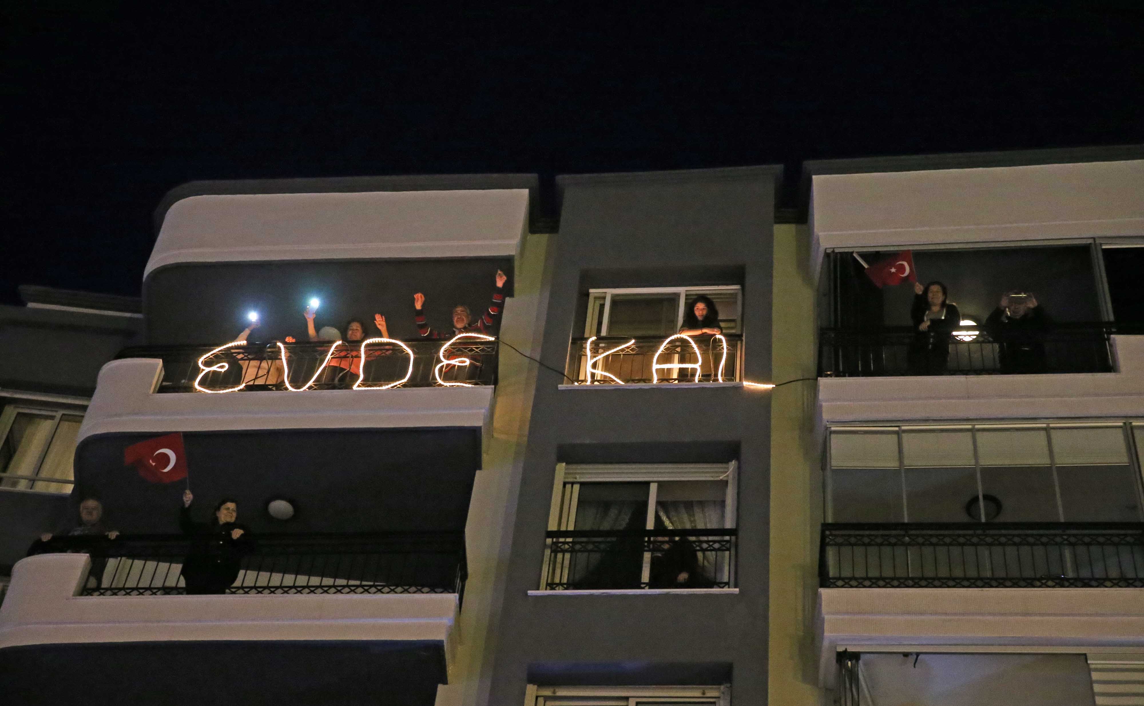 Sokağa çıkma yasağını bando ile karşıladılar