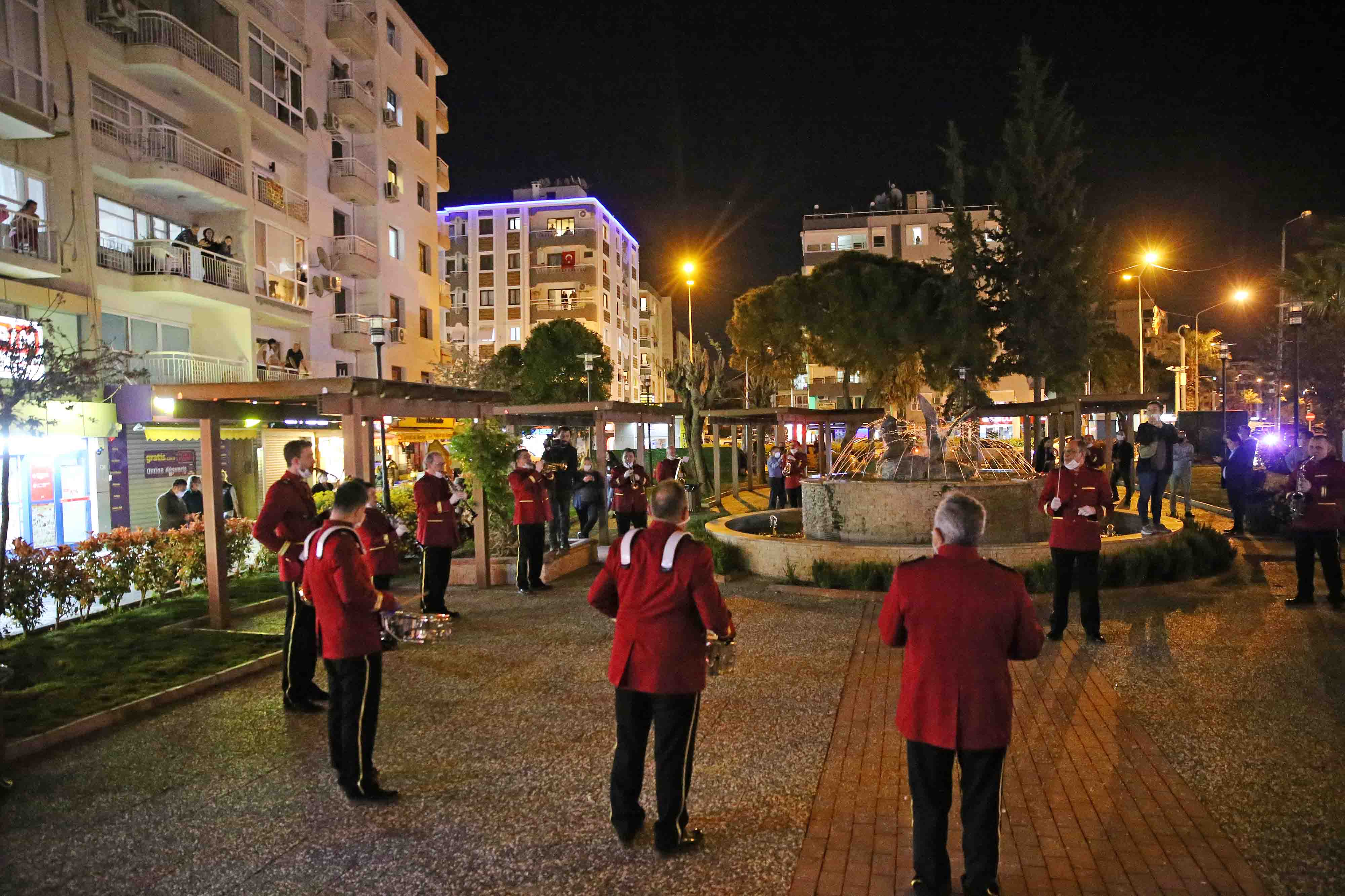 Sokağa çıkma yasağını bando ile karşıladılar