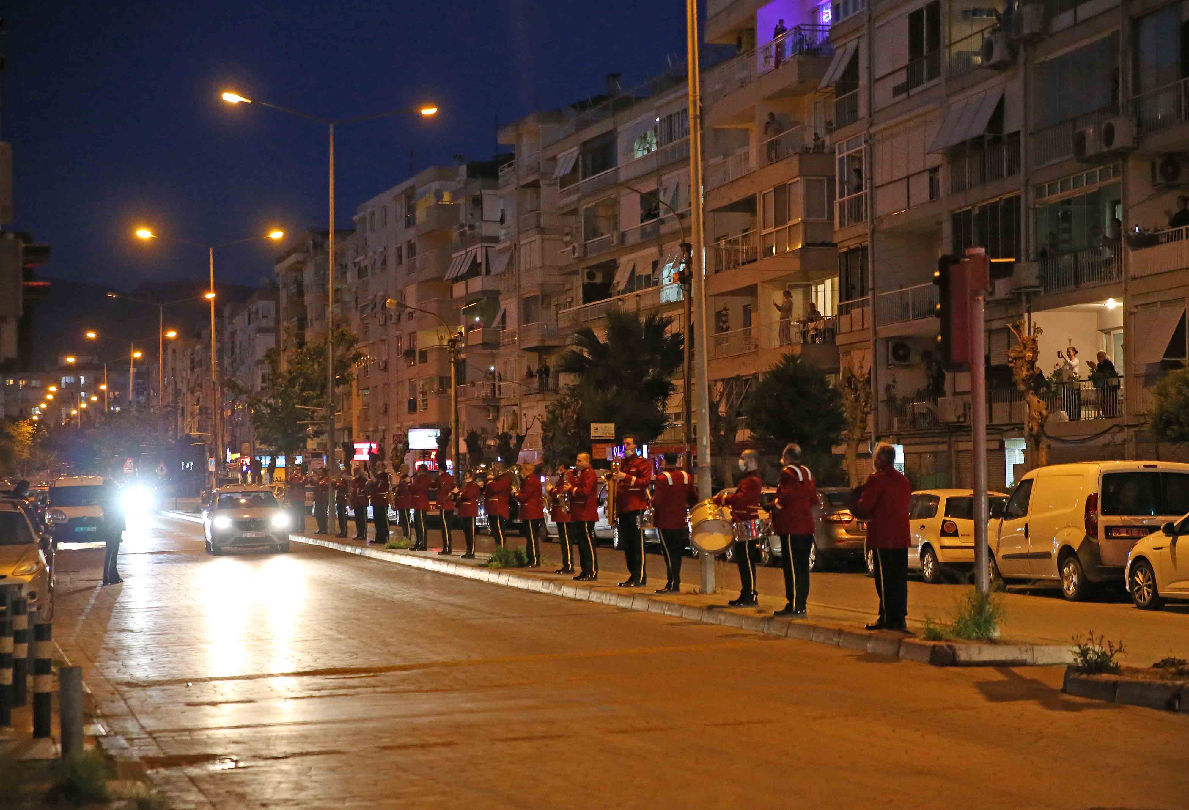 Sokağa çıkma yasağını bando ile karşıladılar