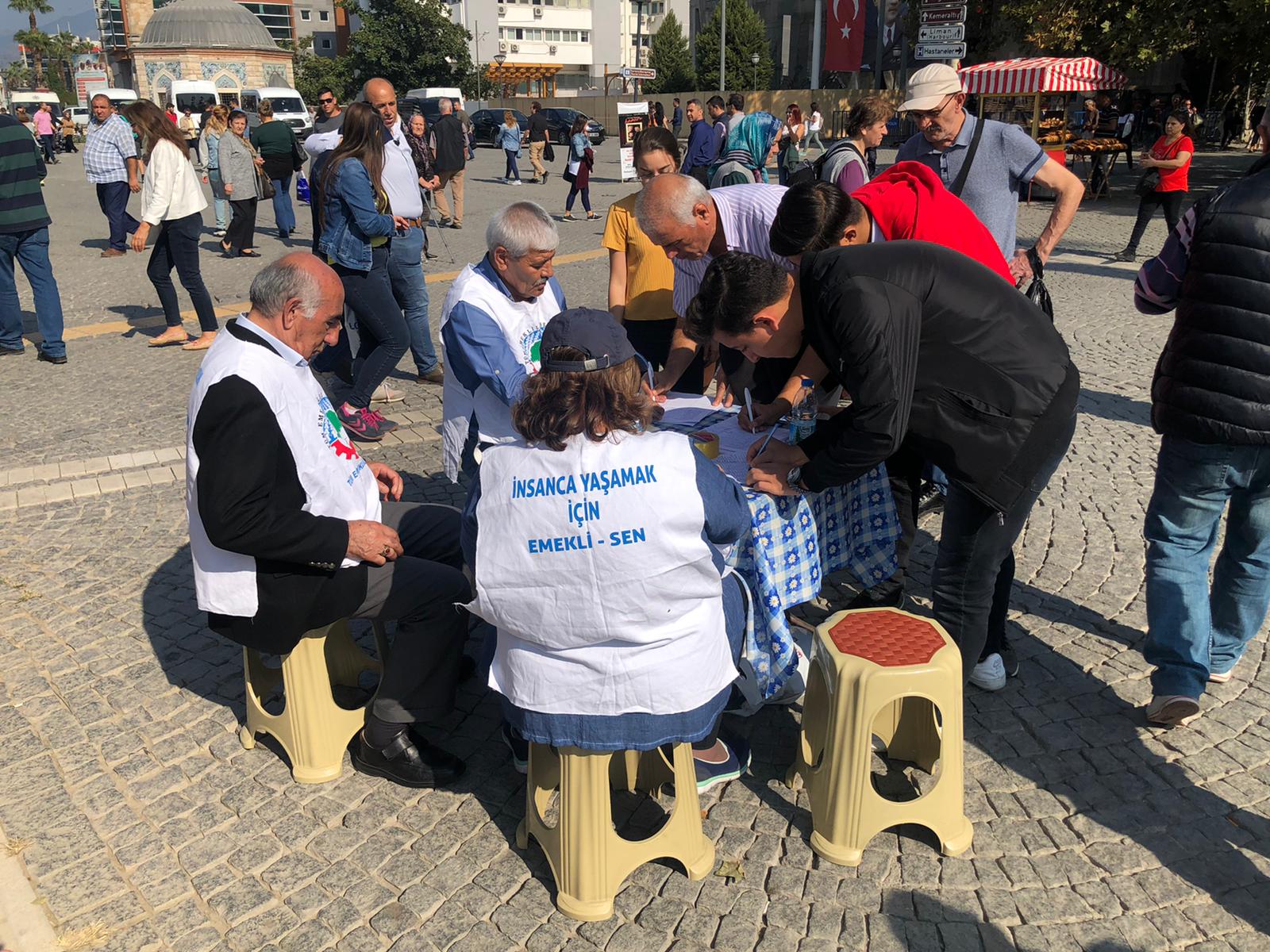 EMEKLİLERDEN ULAŞIM ZAMMI İÇİN İMZA KAMPANYASI
