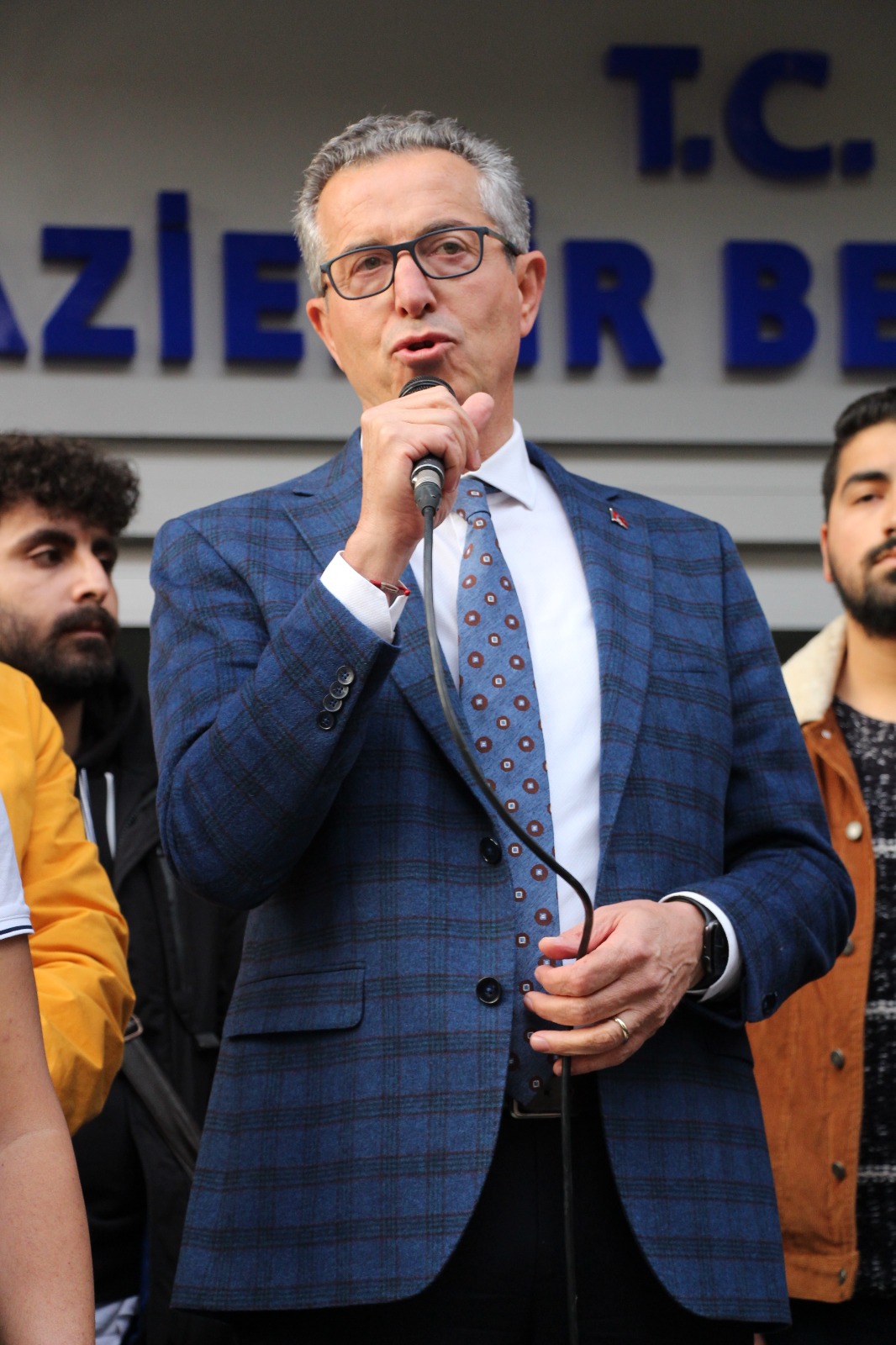 GENÇ GAZETECİLER MESLEKTAŞLARINA SAHİP ÇIKTI