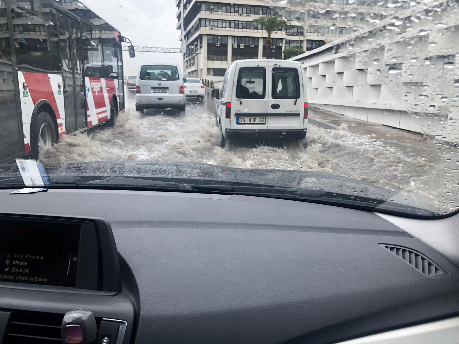 Sağanak İzmir'i göle çevirdi