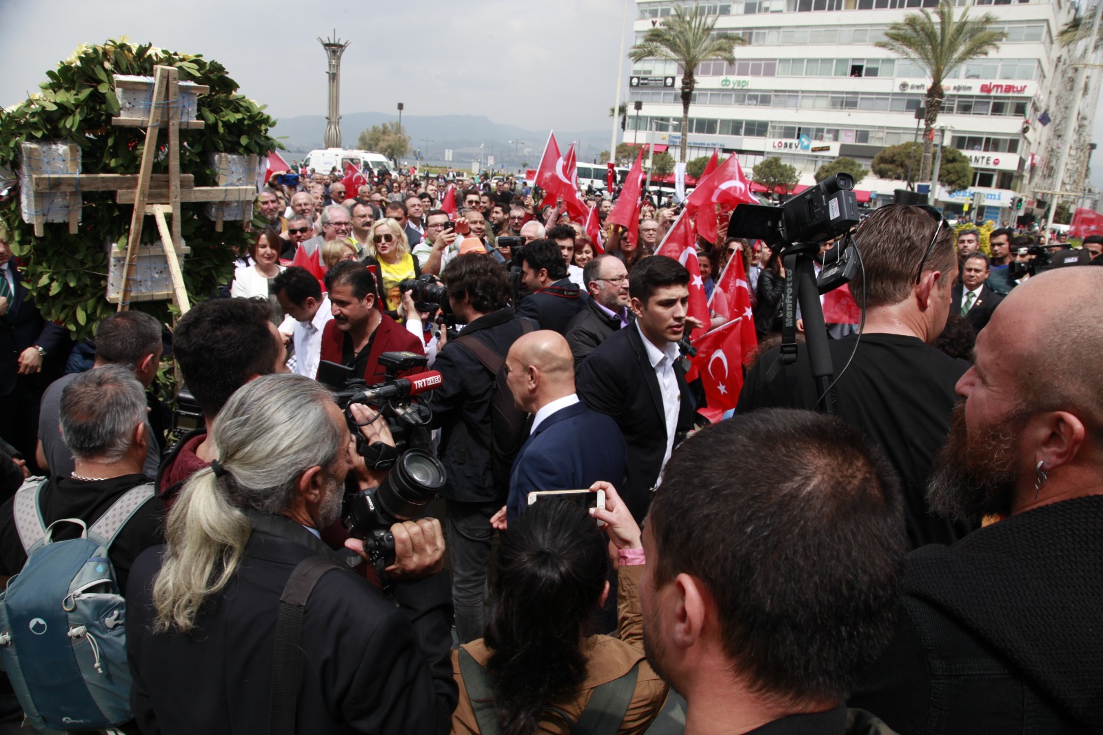 Tunç Soyer: "Güzel günler göreceğiz çocuklar, motorları mavilikleri süreceğiz"