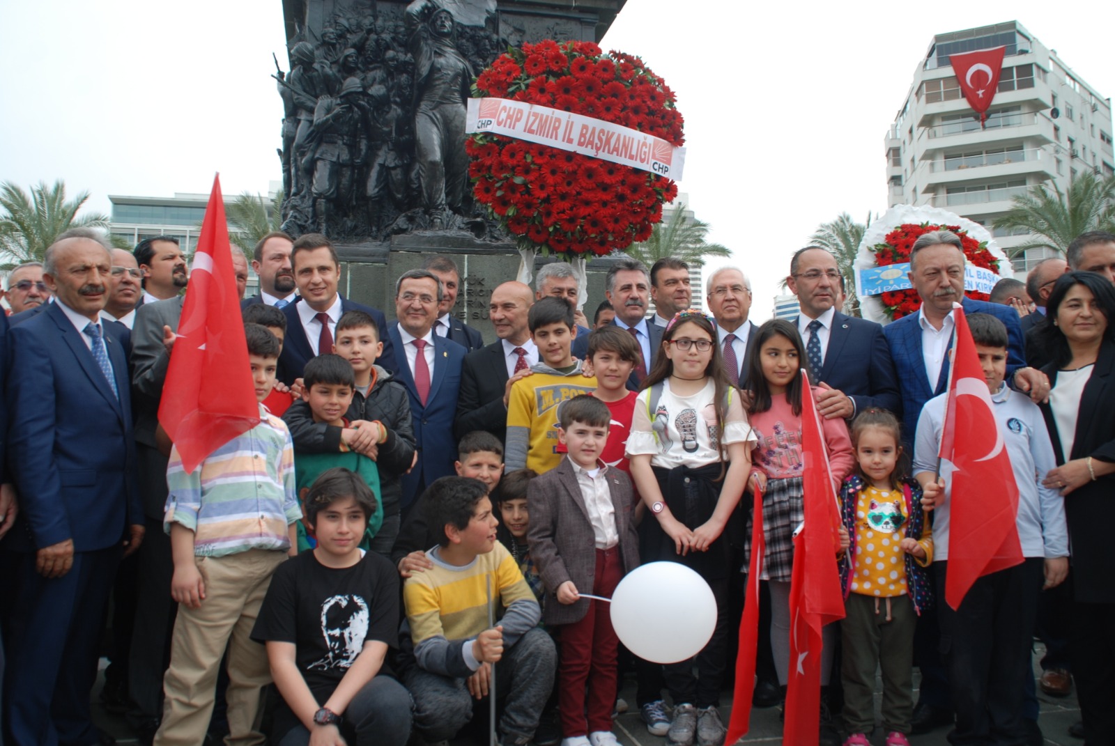 CHP İzmir 23 Nisanı kutladı