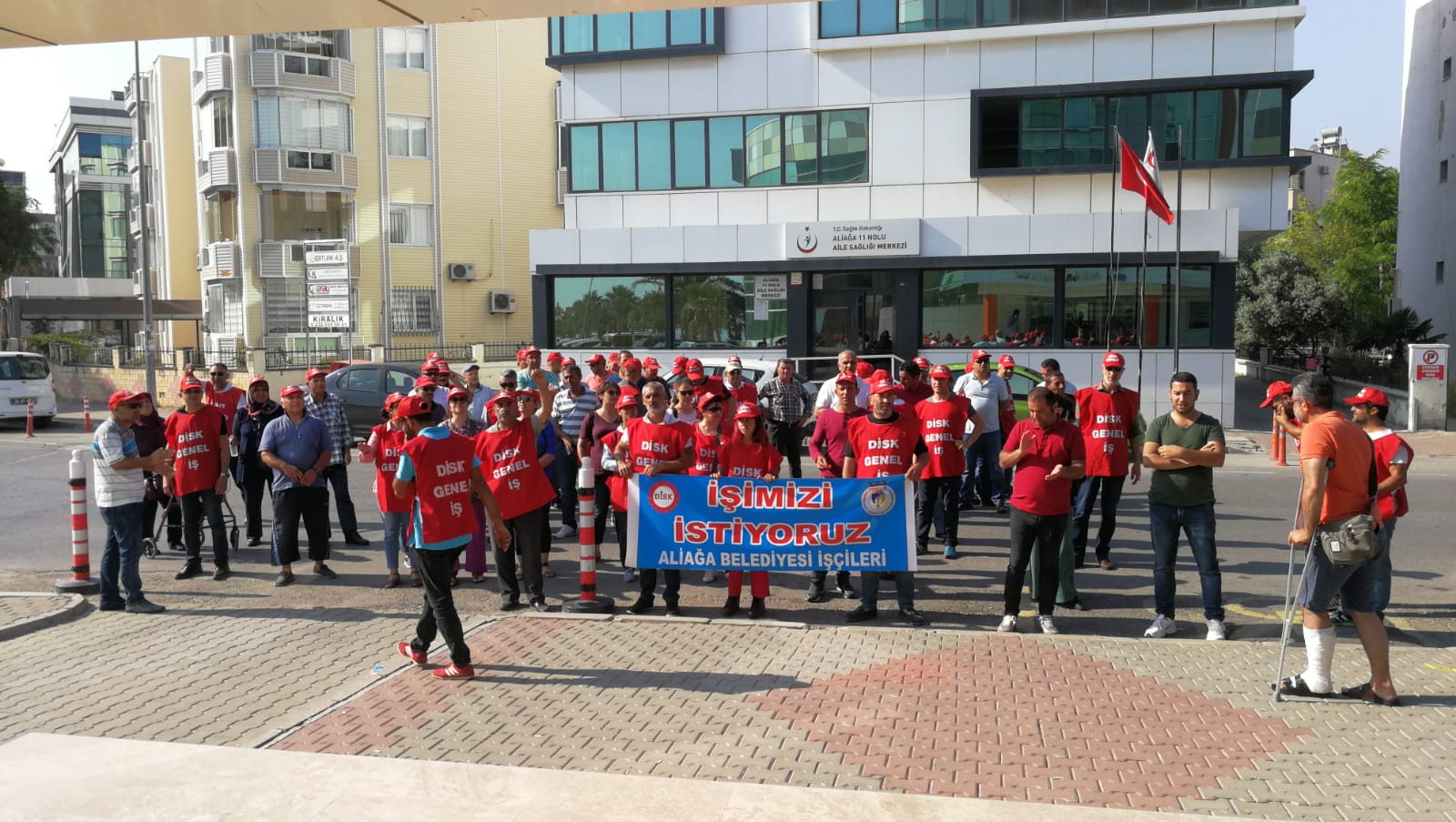 İşçiler oturma eylemi başlattı