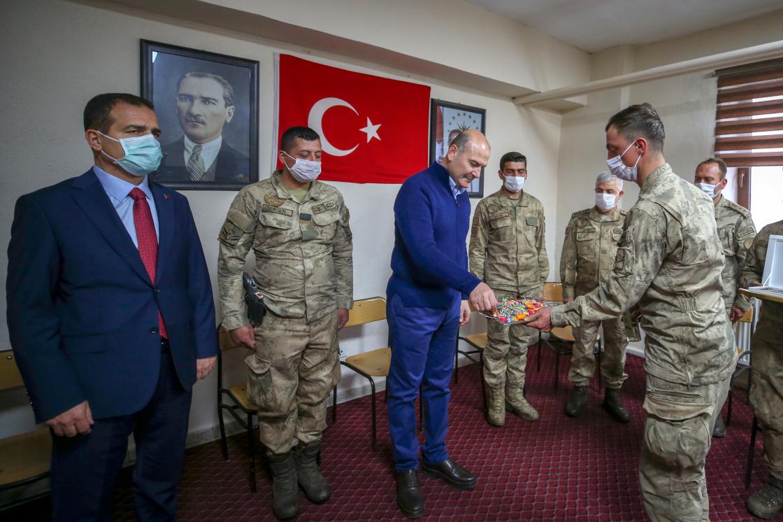 Bakan Soylu: Ay yıldızlı bayrağımızın burada nazlı nazlı dalgalanması bizim şerefimizdir