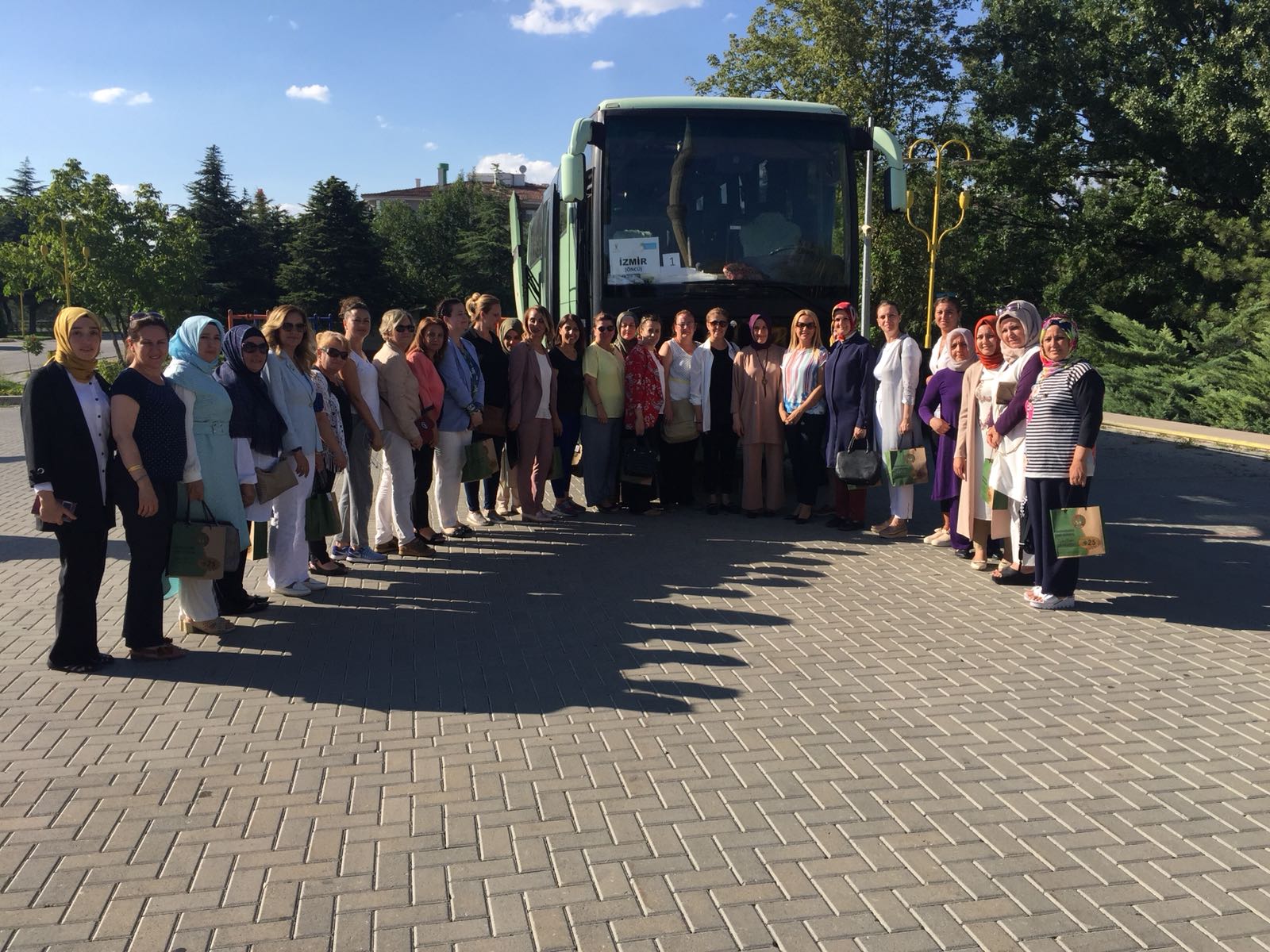 Dr. Ahu Pakdemirli, İzmirli kadınları yalnız bırakmadı