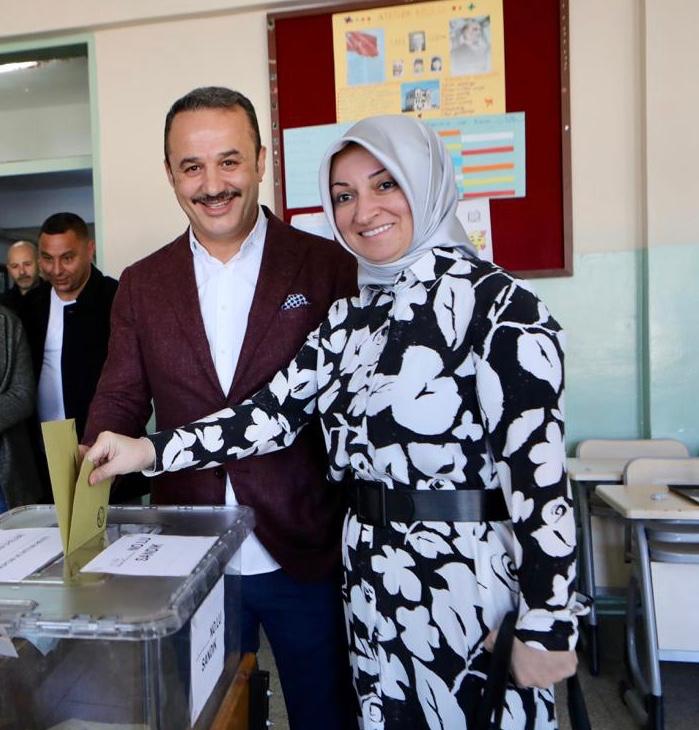 Başkan Şengül, Bayraklı'da oyunu kullandı