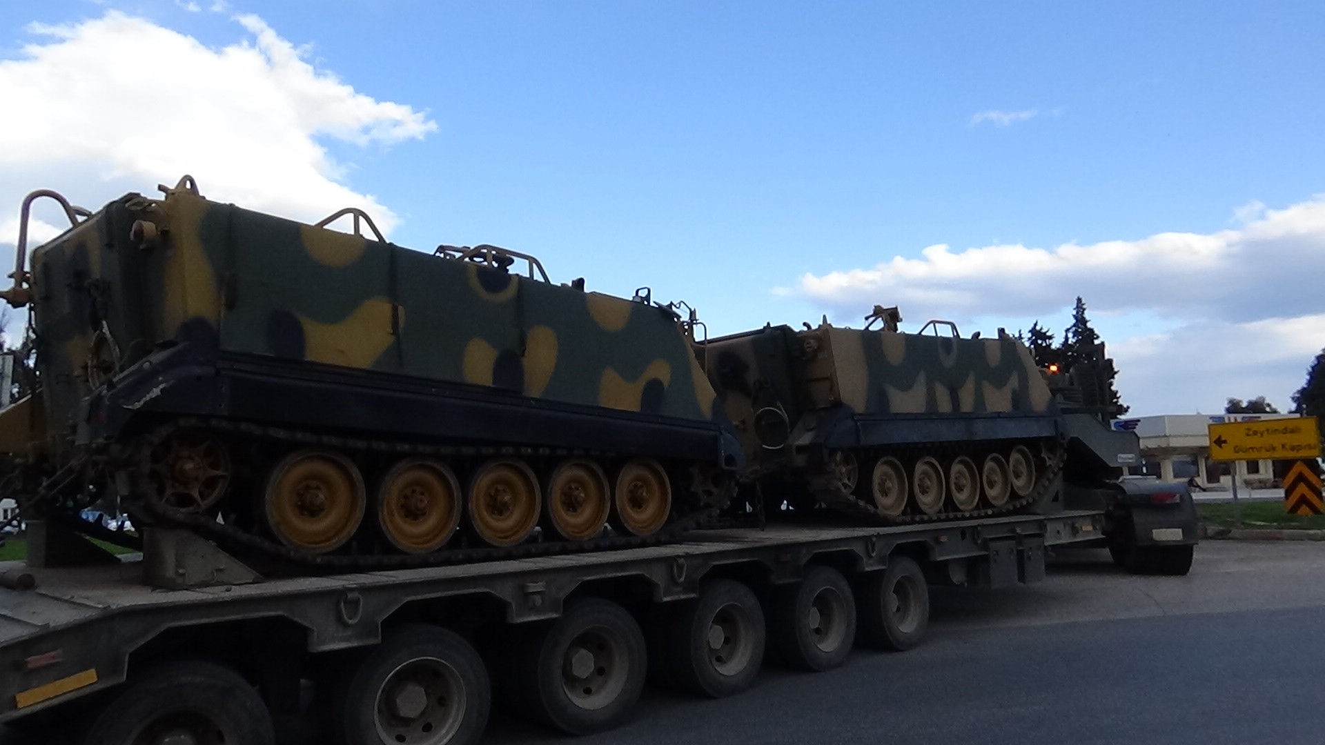 Hatay sınırına yoğun askeri araç sevkiyatı