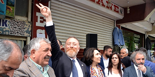 HDP'den Abdullah Gül'e: Oldu beyim, sen buyuracaksın, biz bir araya geleceğiz, irademizi sana ipotek edeceğiz; cesaretin yok mu, çık aday ol!