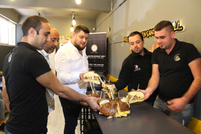İzmir'de 5 Kiloluk Dev Hamburger