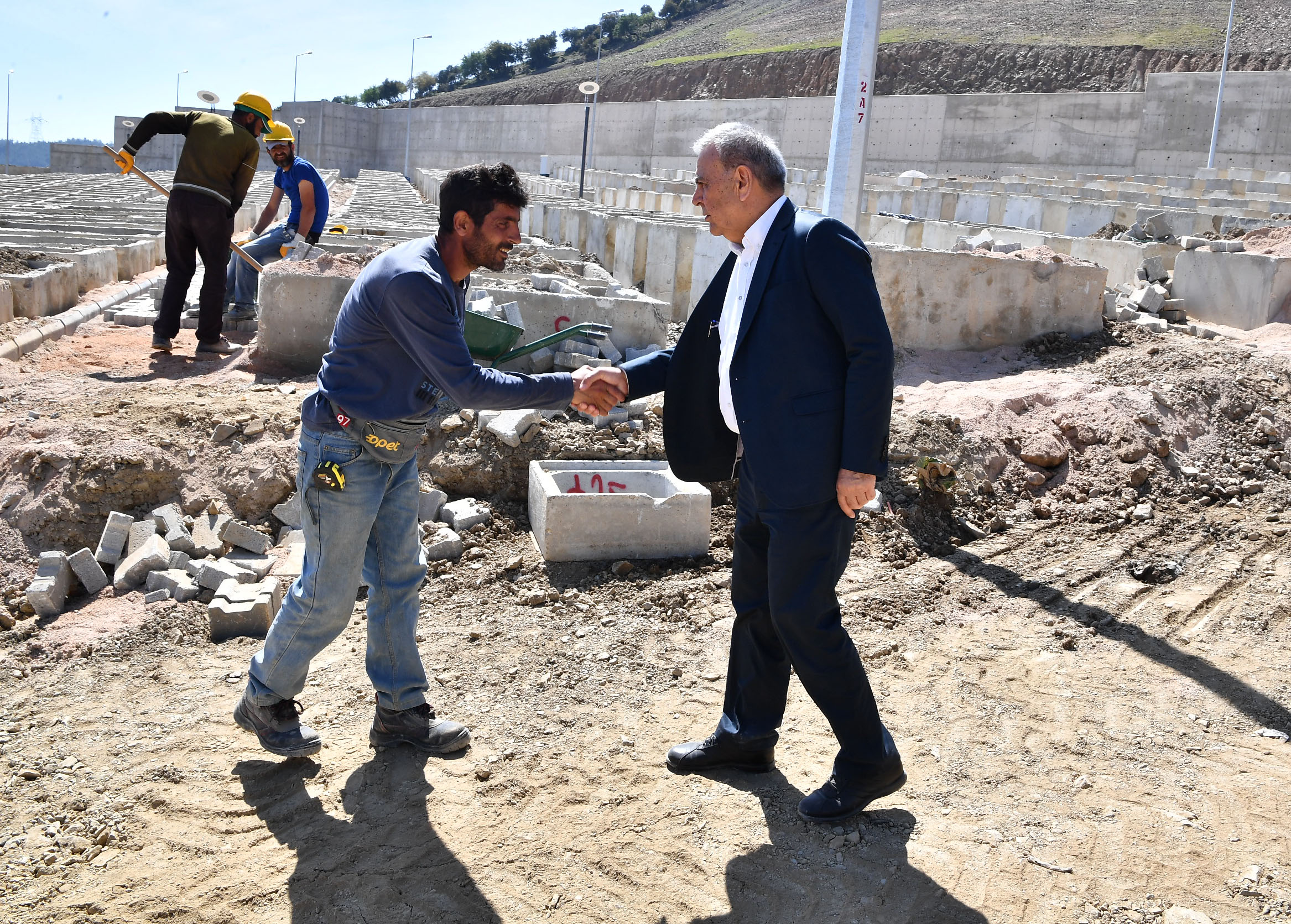 Karabağlar'a "çift katlı" mezarlık