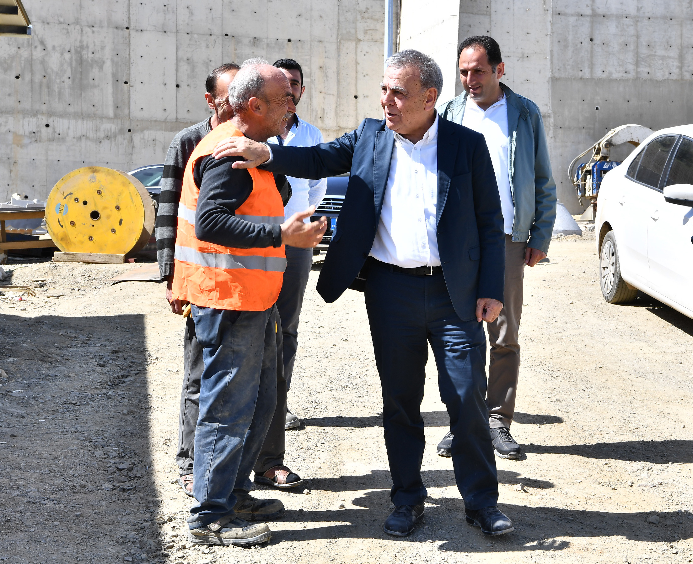 Karabağlar'a "çift katlı" mezarlık