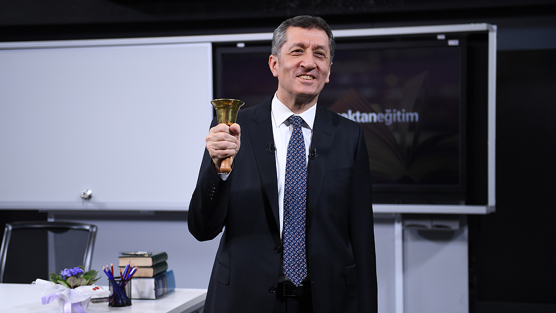 Milli Eğitim Bakanı Selçuk TRT-EBA TV'deki 'ilk ders' için kamera karşısına geçti