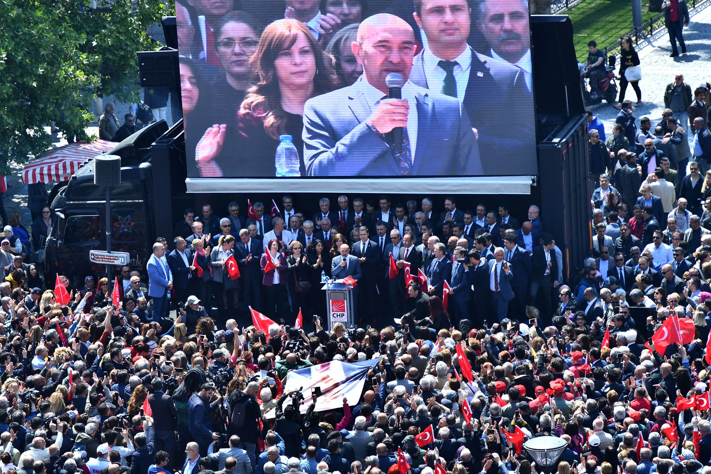 Kılıçdaroğlu'na yönelik saldırı İzmir'de protesto edildi