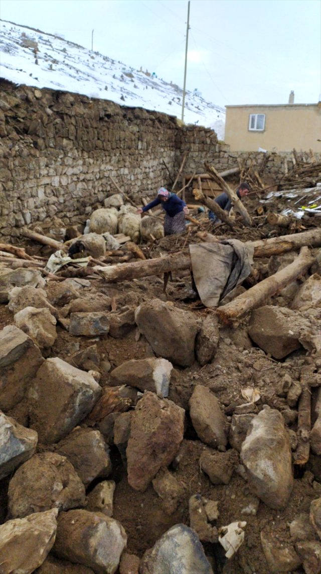 İran'daki 5.9 büyüklüğündeki deprem Van'da yıkıma neden oldu