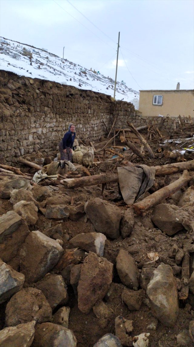 İran'daki 5.9 büyüklüğündeki deprem Van'da yıkıma neden oldu