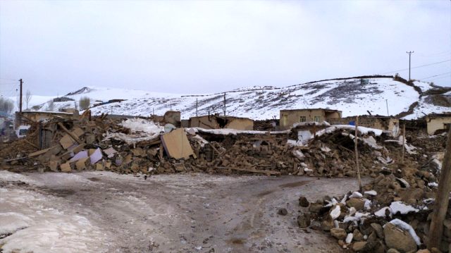 İran'daki 5.9 büyüklüğündeki deprem Van'da yıkıma neden oldu