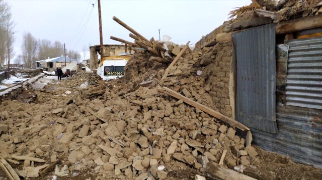 İran'daki 5.9 büyüklüğündeki deprem Van'da yıkıma neden oldu