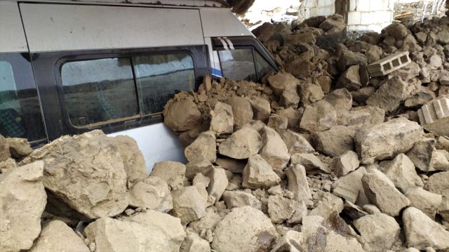 İran'daki 5.9 büyüklüğündeki deprem Van'da yıkıma neden oldu