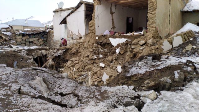 İran'daki 5.9 büyüklüğündeki deprem Van'da yıkıma neden oldu