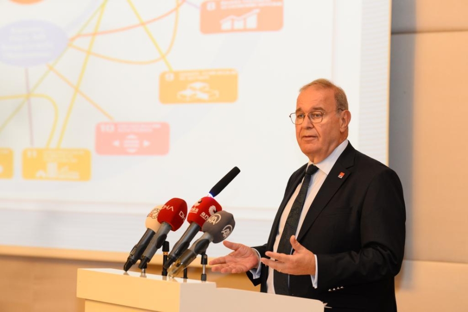 CHP'li Öztrak, iş adamlarıyla buluştu: "Hukuk yok; ama kral var!"