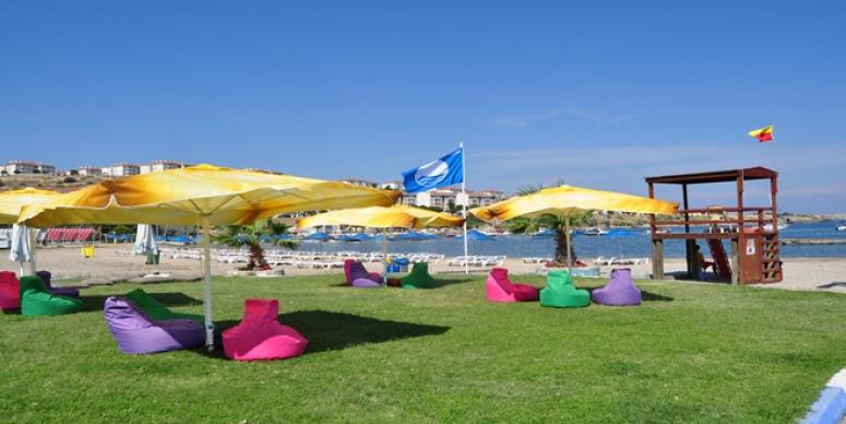 FOÇA PLAJLARINDA MAVİ BAYRAKLAR DALGALANIYOR