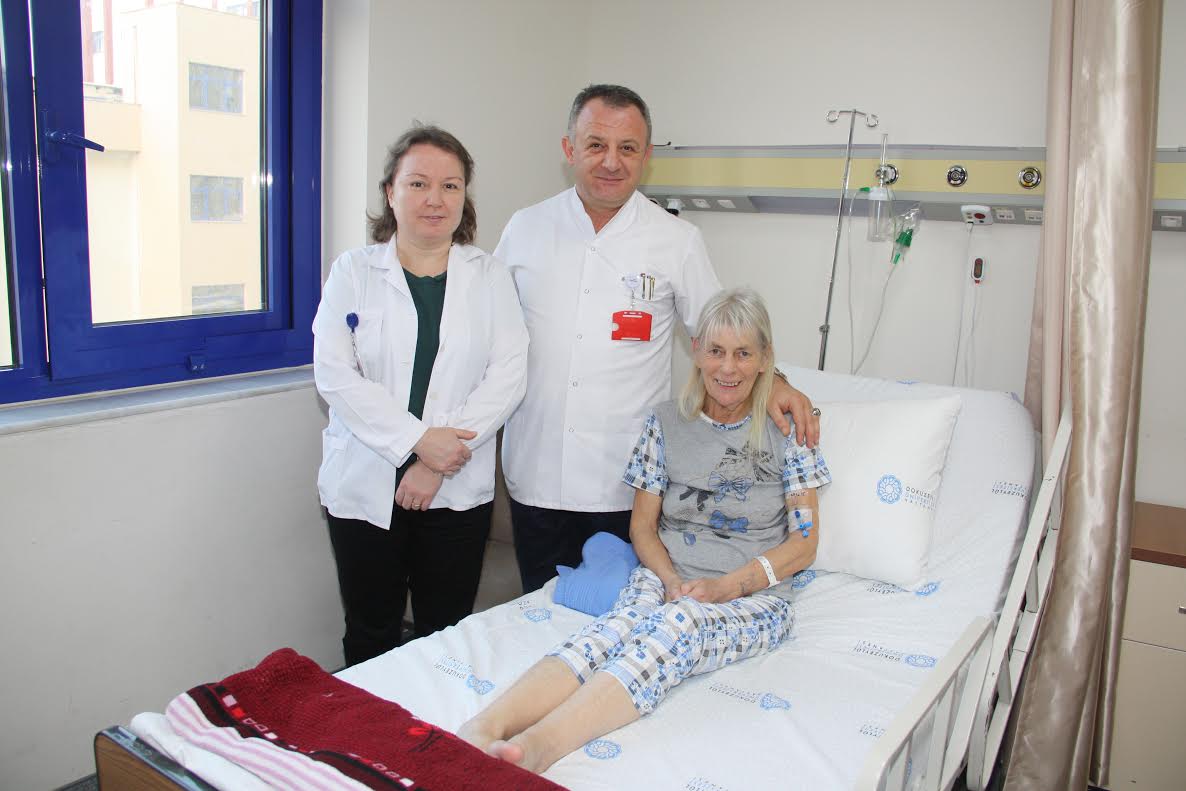 İngiliz Hasta Gloria Rhodes DEÜ Hastanesi’nde şifa buldu