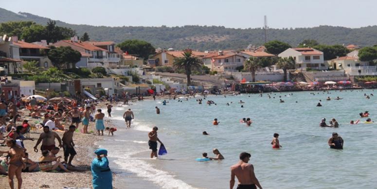 BAYRAMDA URLA’DA İĞNE ATSAN YERE DÜŞMEZDİ