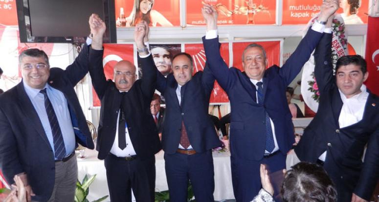 DİKİLİ'DE GERGİN CHP KONGRESİ