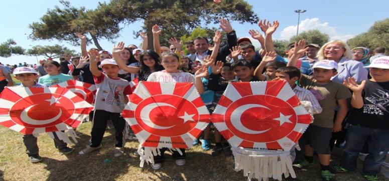 MENDERES’TE UÇURTMA ŞENLİĞİ COŞKUYLA KUTLANDI