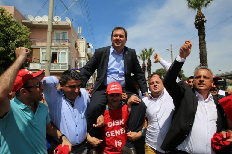 İŞÇİLER PİRİŞTİNA’YI OMUZLARINDA TAŞIDI