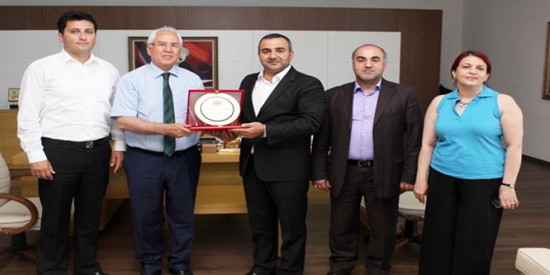 AZERBAYCANLILARDAN BAŞKAN SELVİTOPU’NA PLAKET