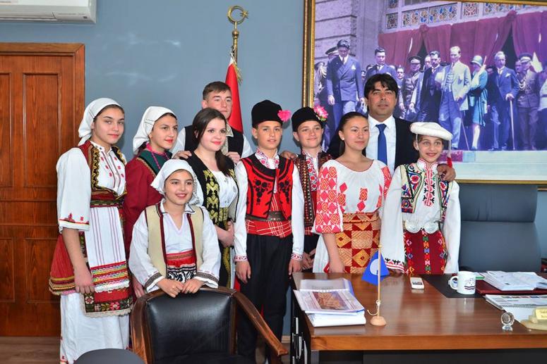 DÜNYA ÇOCUKLARI FOÇA’DA DOSTLUĞA MERHABA DEDİLER