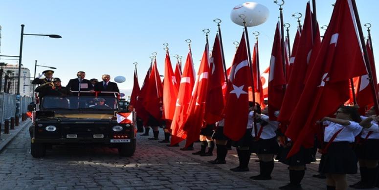 İZMİRLİ BAYRAMINI KUTLUYOR