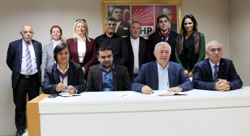 MEMİŞ SARI: ''KAŞIKLA VERİRKEN KEPÇEYLE ALIYORLAR''
