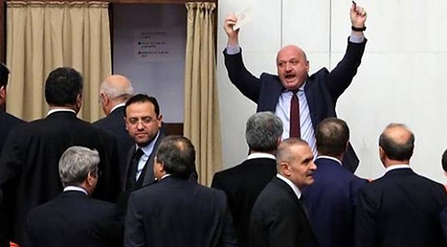 AKP'liler İsimleri Okunmadan Oy Kabinlerinin Önüne Yığıldı; CHP'li Purçu Tepki Gösterdi!