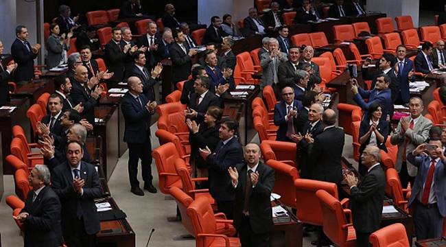 Anayasa Görüşmelerinin 2. Turunda CHP'den Ayağa Kalk Eylemi