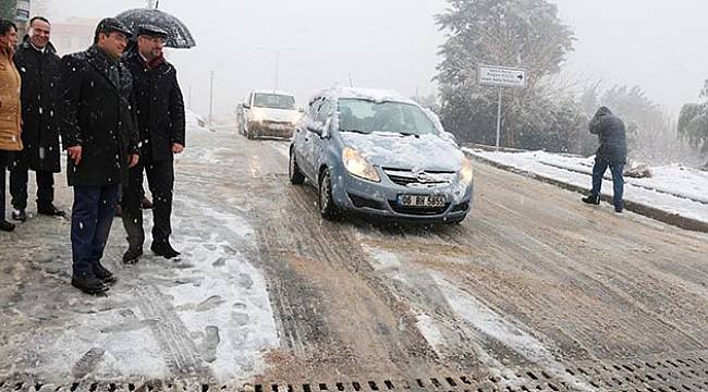 Bornova’da Karla Mücadele Aralıksız Sürüyor