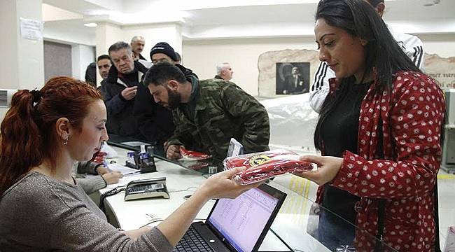 Buca Belediyesi Bayrak Dağıttı, Vatandaşlar Akın Etti