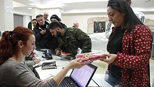 Buca Belediyesi Bayrak Dağıttı, Vatandaşlar Akın Etti