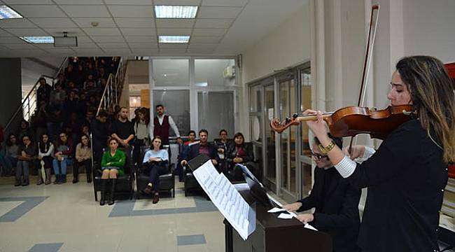 Ege Üniversitesi'nde Keman ve Piyano Ezgileri Yükseldi
