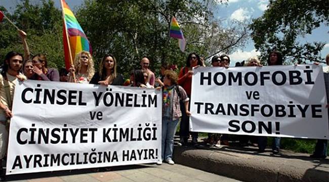 Eşcinsel Kamu Çalışanı, Telefon Yazışmaları Gerekçe Gösterilerek İşten Atıldı!