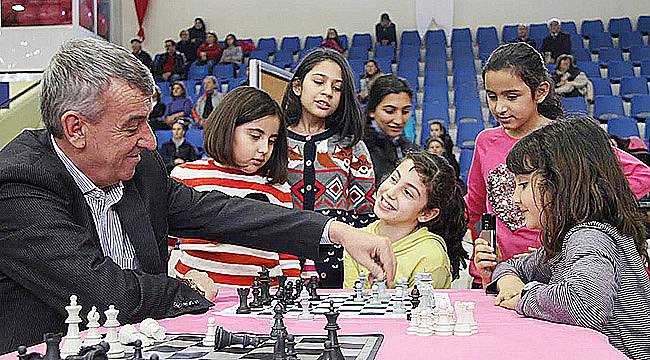 Gaziemir'de Karne Hediyeleri Başkan Amca’dan