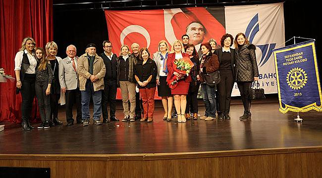 Güzelbahçe'de Cumhuriyet ve Kadın Gösterisine Ayakta Alkış