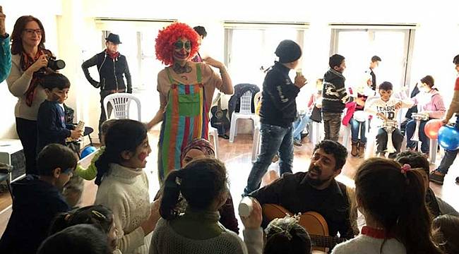 İzmir'de Mülteci Çocuklar Eğlendi, Anneleri de Sanat Terapisi Yaptı