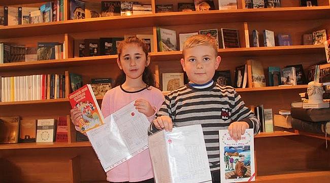 Karnelerini Gösterdiler, Hediye Kitaplarını Aldılar