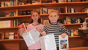 Karnelerini Gösterdiler, Hediye Kitaplarını Aldılar