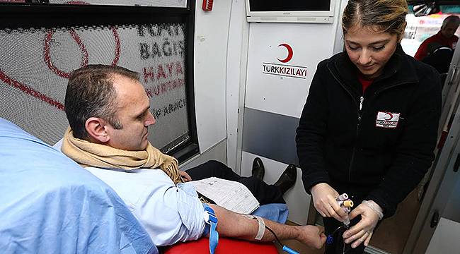 Konak Belediyesi'nden Kızılay'a Kan Bağışı